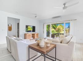 Perfect Princeville Getaway with AC, Hot Tub & Views, hotel v destinaci Princeville