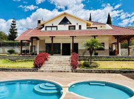 Casa de campo con piscina, hotel em Loja