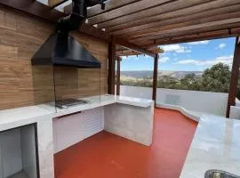 Casa com ar condicionado, churrasqueira e rooftop