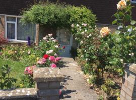 2-Bed House Sleeps 4 - Enclosed Garden - Tv & WiFi, hotel in Amesbury