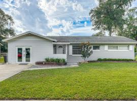 Townhome with Fenced Yard in Orlando Suburbs!, hotel v Orlandu