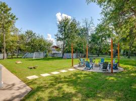 NEW Howdy House, Walk to TSU, Gameroom & Yard, hotel di Stephenville