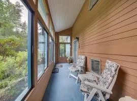 Charming Retreat with Deck about 4 Mi From Casco Bay!