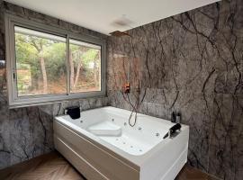 Elysia Room - Évasion, Balnéo et Sauna, hotel in Collioure