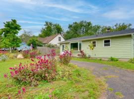 6 Mi to Dtwn St Paul Family-Friendly Home!, villa in North Saint Paul