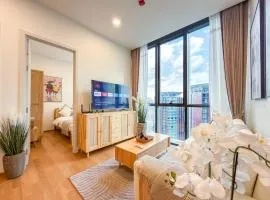 Bangkok High-Floor Luxury Suite 2 Bedrooms 2 Bathrooms King & Queen Bed Sky Pool Heart of Siam District 曼谷高层奢华套房 两卧两卫 特大床 大床 无边泳池 坐落暹罗商圈核心