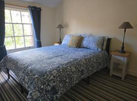 Cozy Double Room - The Unicorn Hotel, three-star hotel in Llanidloes