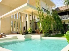 7BR Beautiful Waterfront Villa - Perfect Getaway