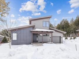 Streamside Lodge: 4 br, fireplace, sauna, game room, summer pool, hôtel à Stowe Fork