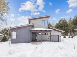 Streamside Lodge: 4 br, fireplace, sauna, game room, summer pool!