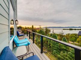 Astoria Home Base with River Views, 3 Mi to Dtwn!, hotel v destinaci Tongue Point Village