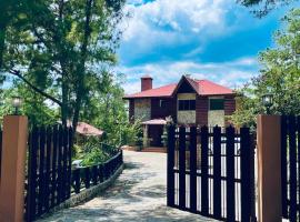 Luxury Villa Heated Pool, Firepit & Pool Table, hotel in Arroyo Frío