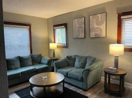Quiet 3 Bedroom home Near downtown, hotel v destinaci Lansing