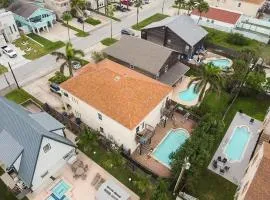 Super near Beach Cozy 4 plex Pool Sleep Many