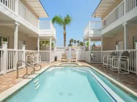2 levels Big 3 bedroom Near Beach Pool