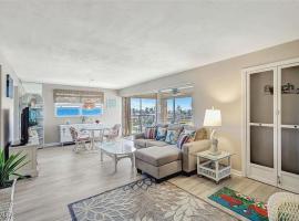 Bright Two Bedroom Condo with Gulf Access，位于迈尔斯堡海滩的酒店