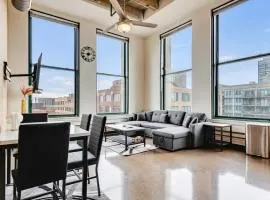 West Loop - City Views With In & Out Parking 4