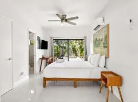 Chic Modern Studio with Queen Bed