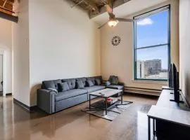 West Loop - City Views With In & Out Parking 5