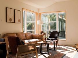 Readwood Hangout - Modern Countryside Retreat, Hotel in Shannonville