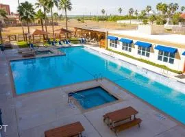 Luxury 1 bedroom Walk to Beach Pool