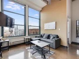 West Loop - City Views With In & Out Parking 6