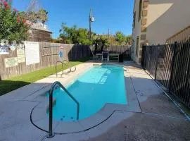 EZ Walk to Beach Modern 2 bedroom Sleeps Many