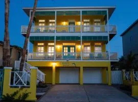Luxury 1 min to Beach Pool New Remodel