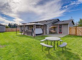Water Views and Hot Tub Kims Kastle in Stanwood!, ξενοδοχείο σε Stanwood