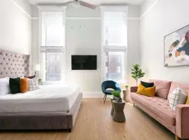 Bright 2BR Loft Sleeps 7 with Full Kitchen and Fast WiFi