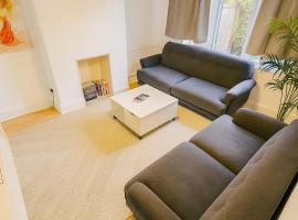 Perfect Base for Manchester Trips - 3 bed house，位于Timperley的酒店