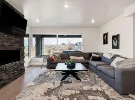 Luxury Lodge with Hot Tub, Theater and Pickleball Court