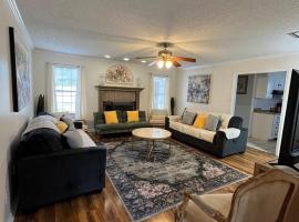 Family-Only Home Quiet & Peaceful Neighborhood, hotel em Valdosta