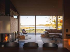 Stay North - Rönnäs, hotel in Labby