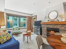 Contemporary 2BR with hot tub and Mountain Views