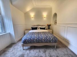 Kirkgate 2 bed - Coorie Doon Stays, hotel in Irvine