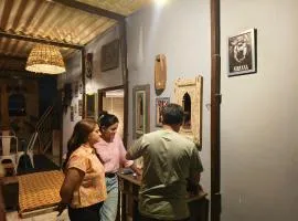 Incredible's Hostel & Safari