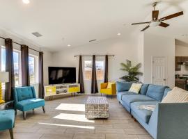 Heart of Dtwn Desert Hot Springs! Stylish Retreat, hotel in Desert Hot Springs