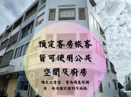 九號安平民宿-可包棟-調酒Bar -親子房- 電梯房-電動麻將-停車方便-半露天烤肉