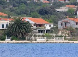 Apartments by the sea Vinisce, Trogir - 10006