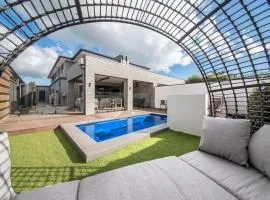 The Peninsula Pearl - Luxe by the Bay with Heated Pool