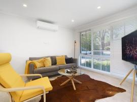 Stylish 3Bedroom Escape in South Canberra - Hosted by Canstay, hotell sihtkohas Kambah