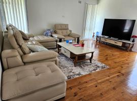 Campbelltown Family Retreat 3-Bedroom Home, hotel in Campbelltown