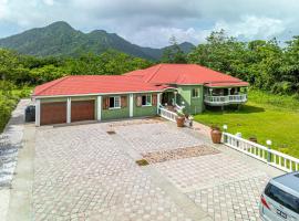 Ridge Royale with Mountain View, Waterfalls, Hot Tub and Home Cinema, hotel em Pont Cassé