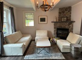 4 Bedrrom Downtown Gem, Modern, Comfort, Fireplace, Huge Backyard, Steps to Lake and Broadwalk, hotel in Temiskaming Shores