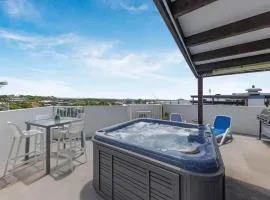 Ocean Vista Retreat - Private Rooftop Spa by the Sea