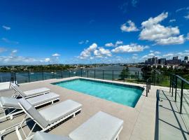 New City Condo with Brisbane River View & Parking, condo στο Μπρισμπέιν