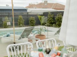 California 'Luxe Boho' with Pool, hytte i Echuca