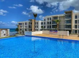 Cozy 2 Bedroom Prestigia - close to Plage des Nations, hôtel à Sidi Bouqnadel