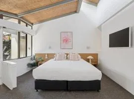 Hibiscus Villa - Beachfront, 2 pools, pets OK